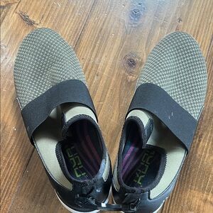 Kuru Mens Slip On Sneakers Shoes Olive Grn Black Elastic Strap Comfort Size 10.5